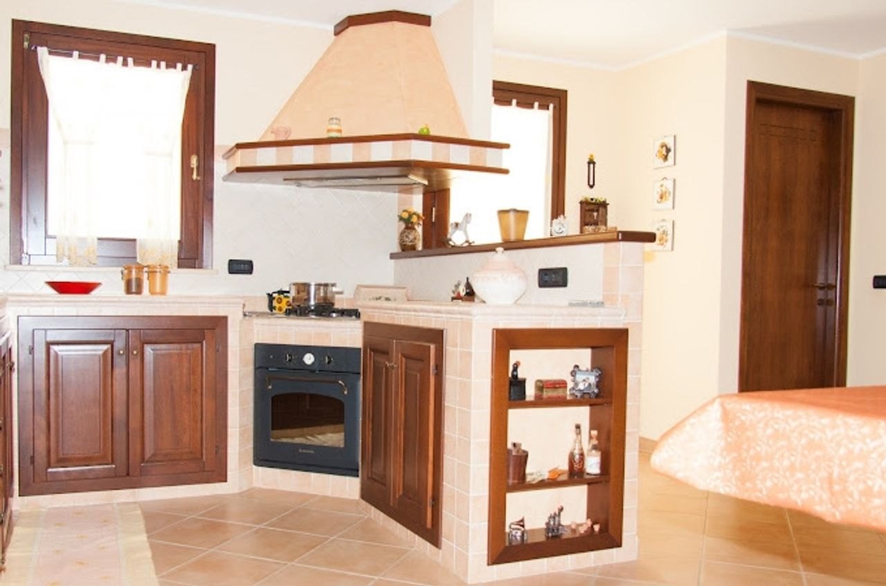 Cucina in legno su misura con mobili e ante realizzati a mano