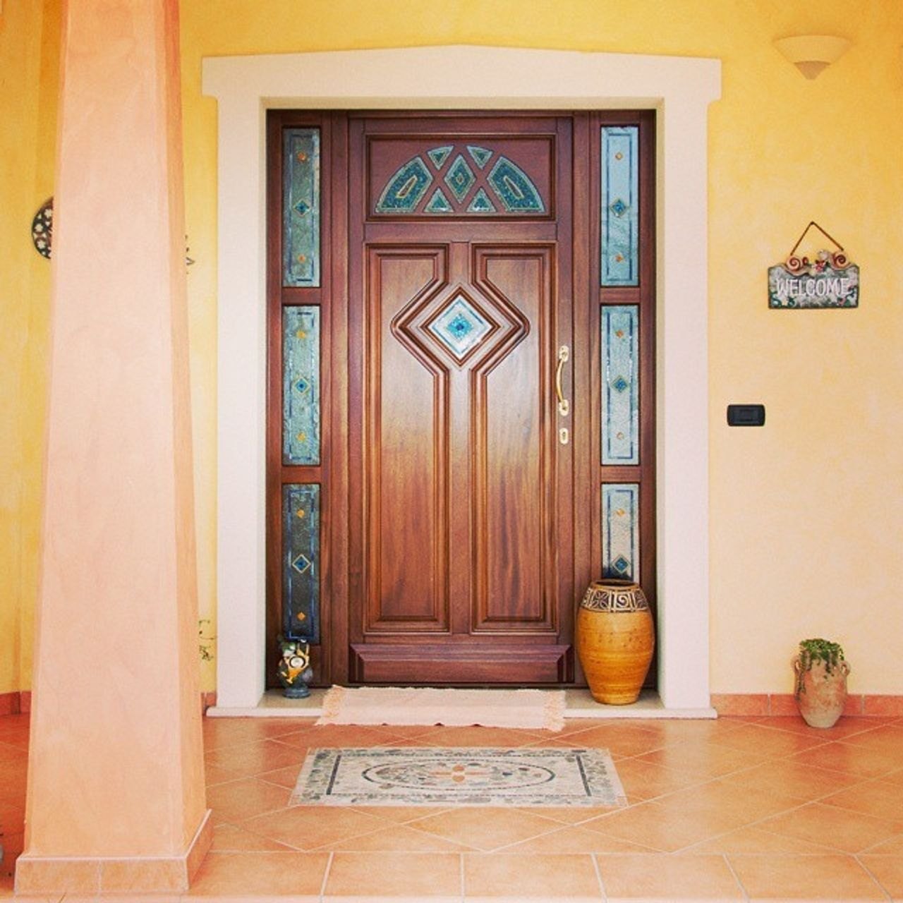 Portone d'ingresso in legno massello con vetrate decorate
