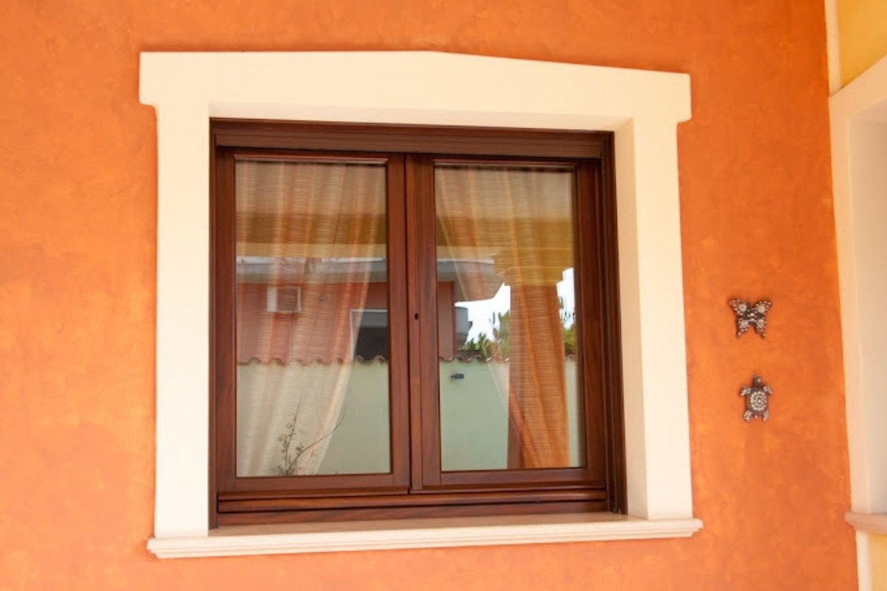Finestra in legno su misura installata in una abitazione